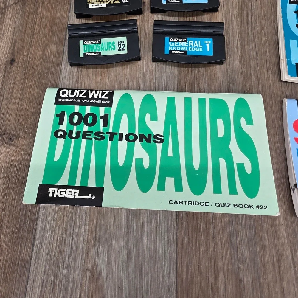 Tiger Quiz Wiz Electronic Trivia Game Console 4 Cartridges Nintendo Super Heroes